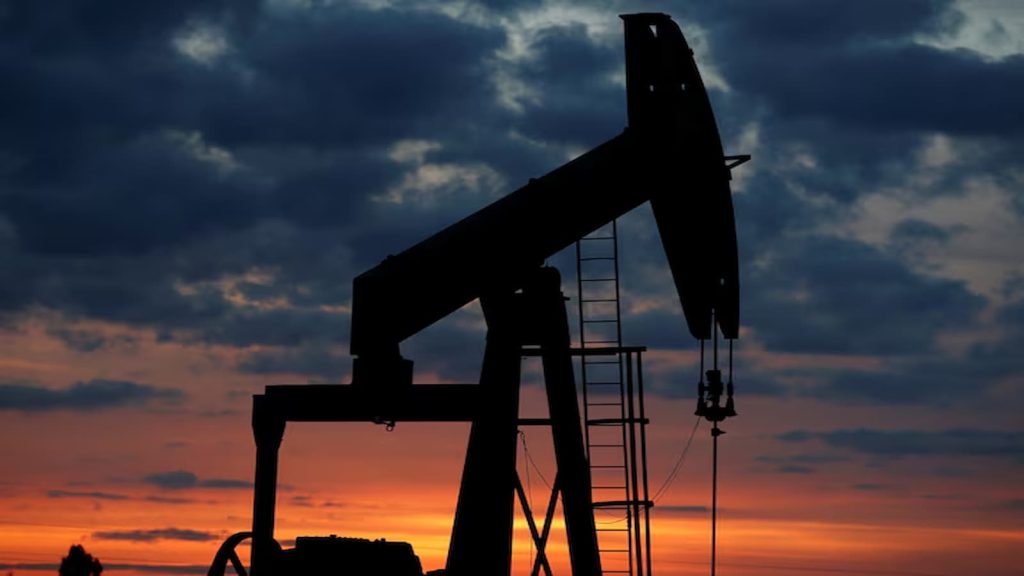 Oil prices rebound on Monday due to political uncertainty in the US and the Middle East, offsetting the pressure.