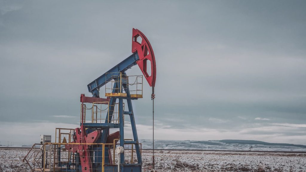 Oil prices dip as US inventories show mixed results. Concerns about weak demand, potential recession, and geopolitical tensions continue to pressure the market.