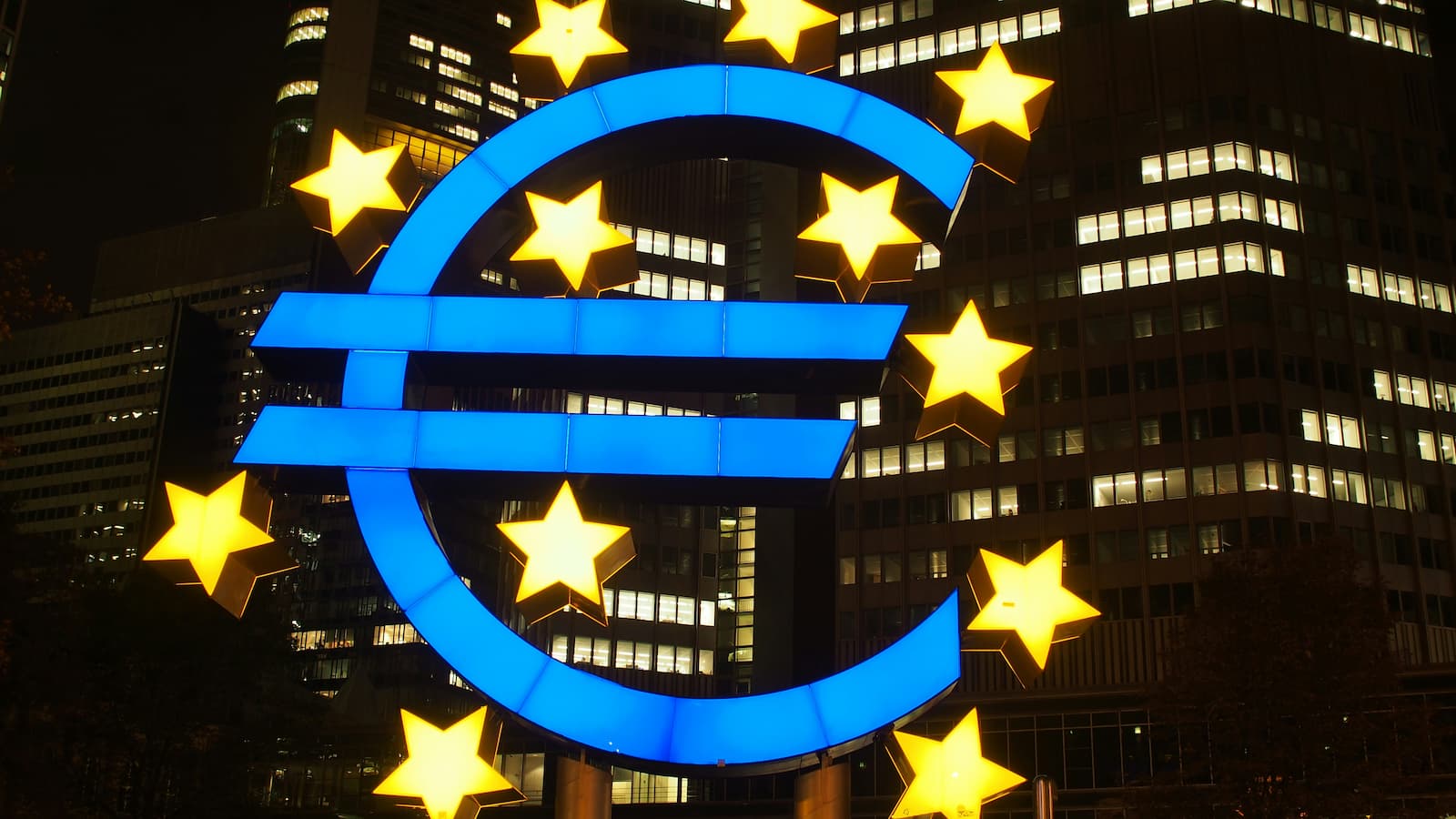 ECBが金利を固定しているため、GBPとEURの変動が予想される