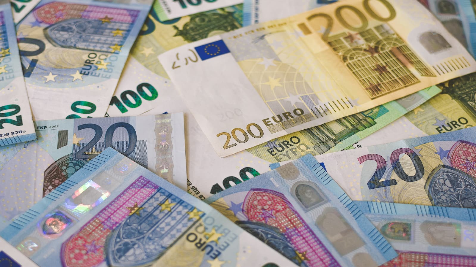 EUR/USD Exchange Rate Stability Amid Economic Signals